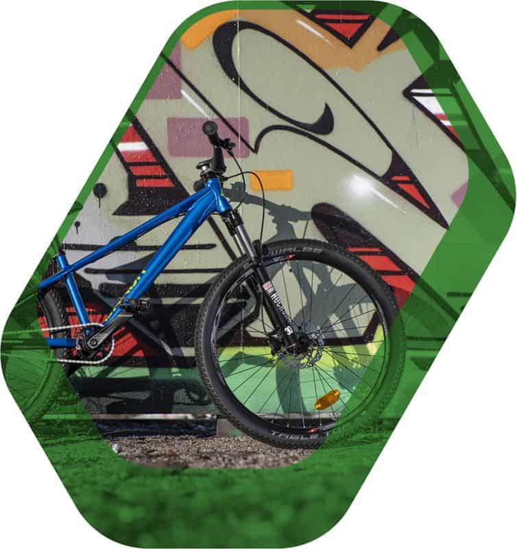 Polkupyörä graffiti maalaukssen edessä.